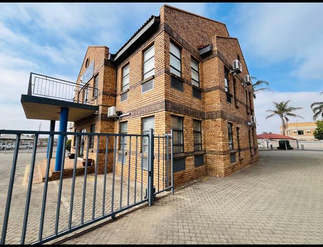 450M² OFFICE FOR SALE IN HALFWAY HOUSE